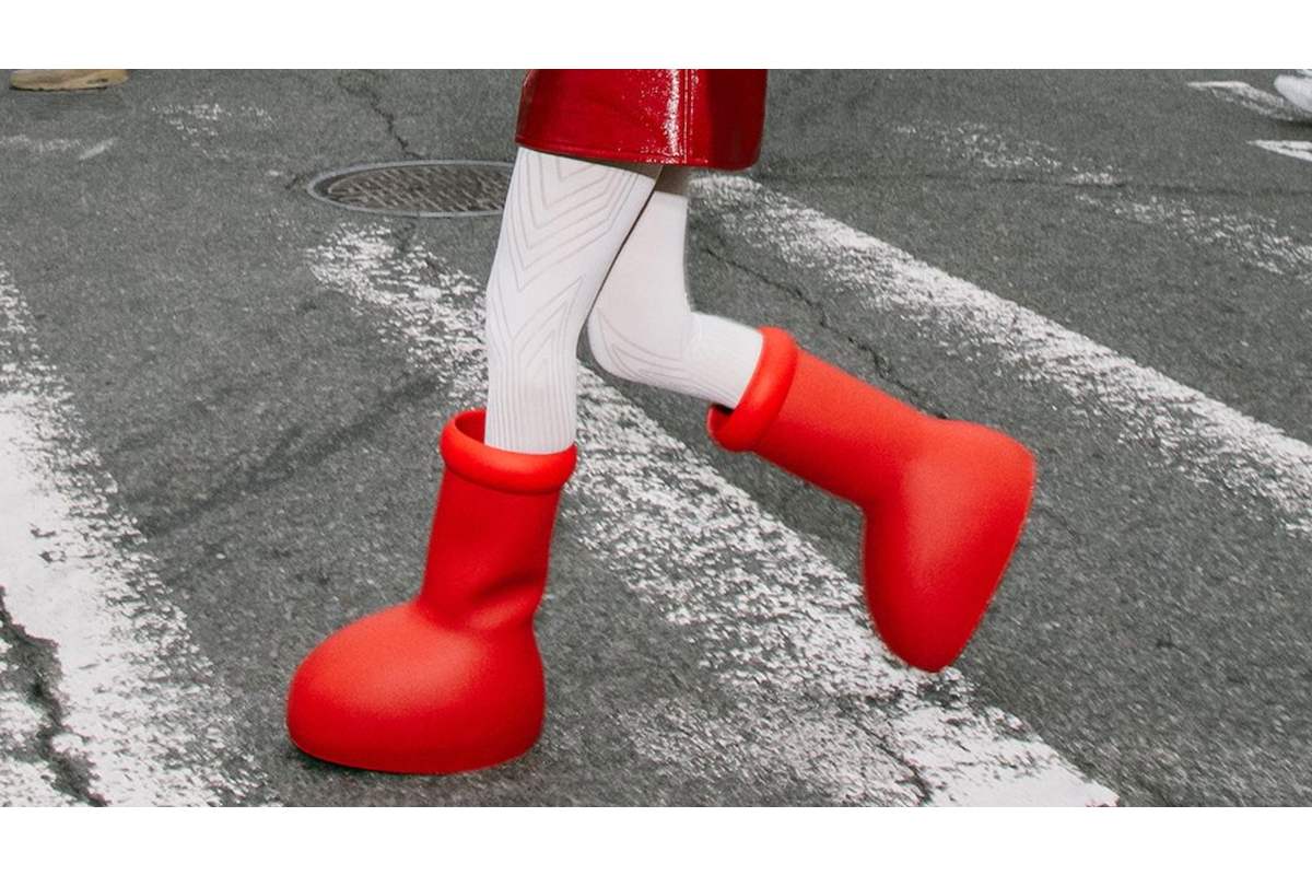 Con estas grandes botas rojas, la moda entra en…