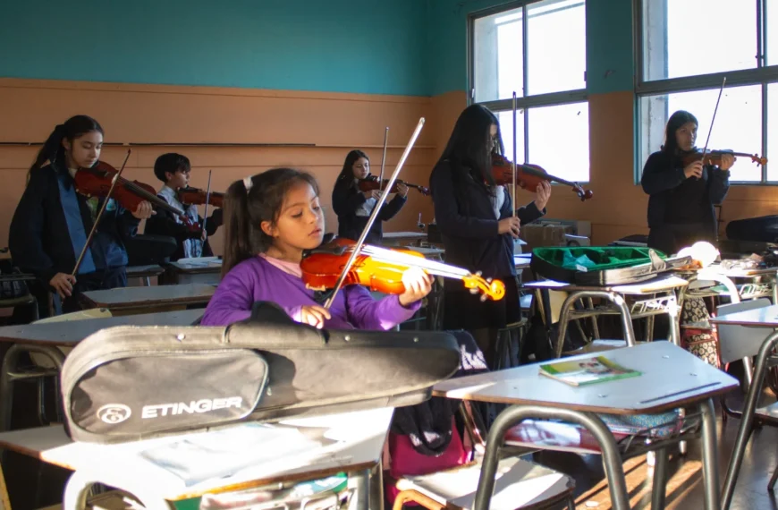 Taller de instrumentos de cuerda para niños del cerro Cordillera