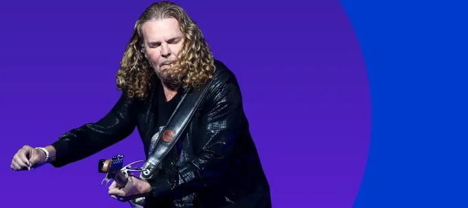 Baterista Maná sorprende con una caída épica en concierto